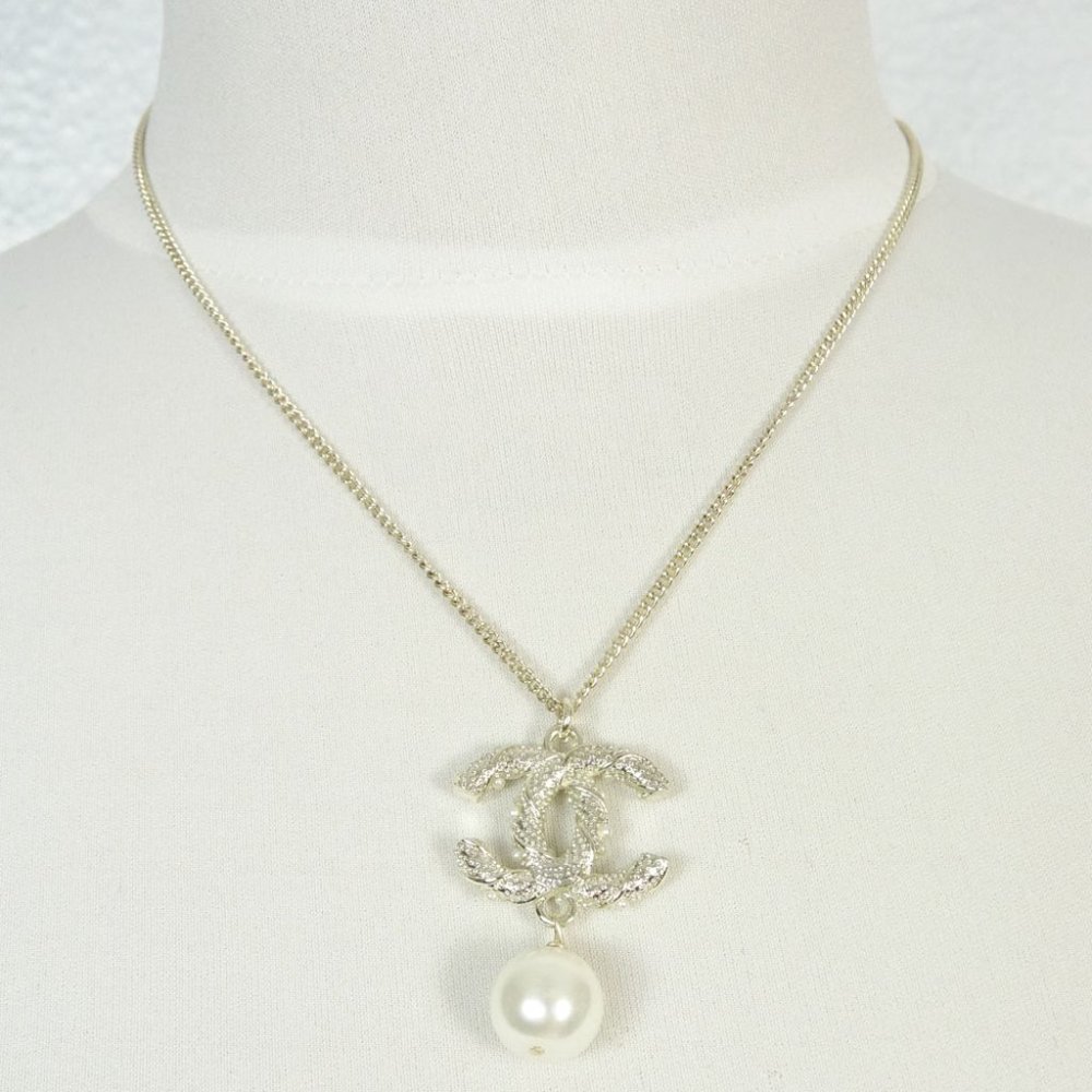 Like New Authentic Chanel CC Logo Faux Pearls Textured Silver Pendant Necklace